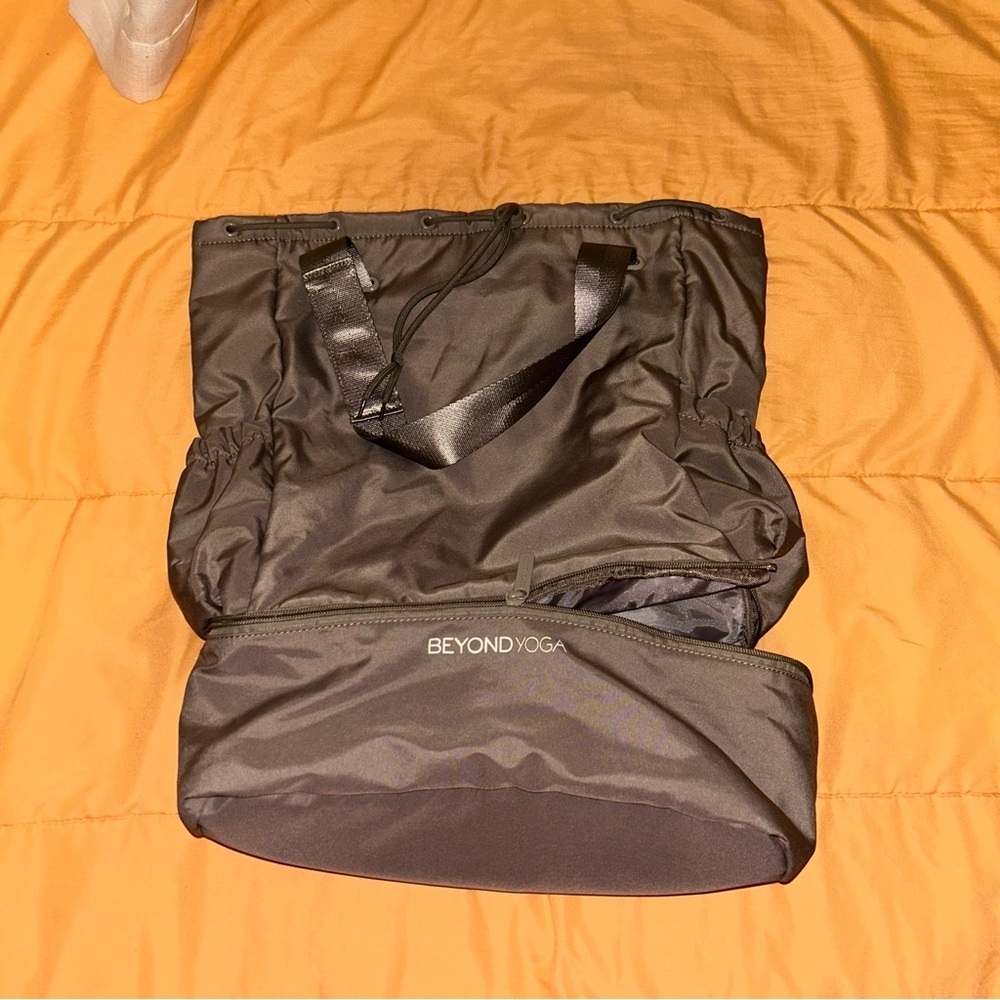 Black Drawstring BEYOND YOGA Black Convertible Gym Bag Backpack